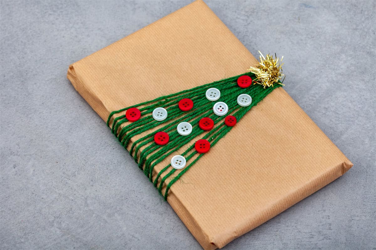 DIY Yarn Christmas Tree Gift Wrap